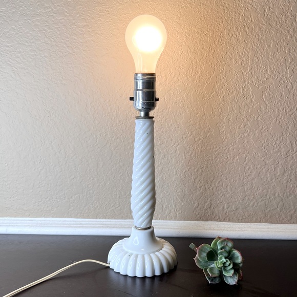 Vintage 1940's Swirl Spiral Milk Glass Boudoir Lamp Desk Accessories Bedroom